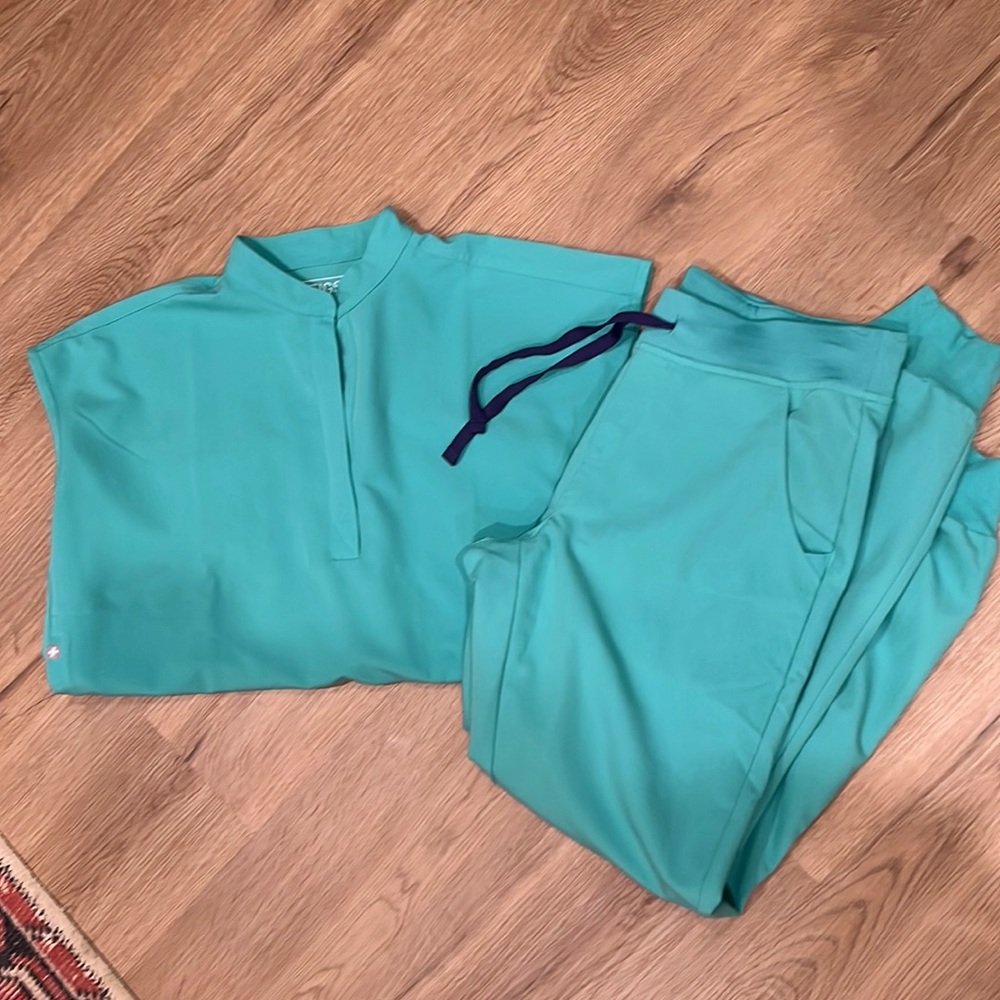 Figs XS rafaela and S Zamora joggers surgical green